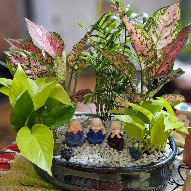A closer view of the planting and gravel within the piece.