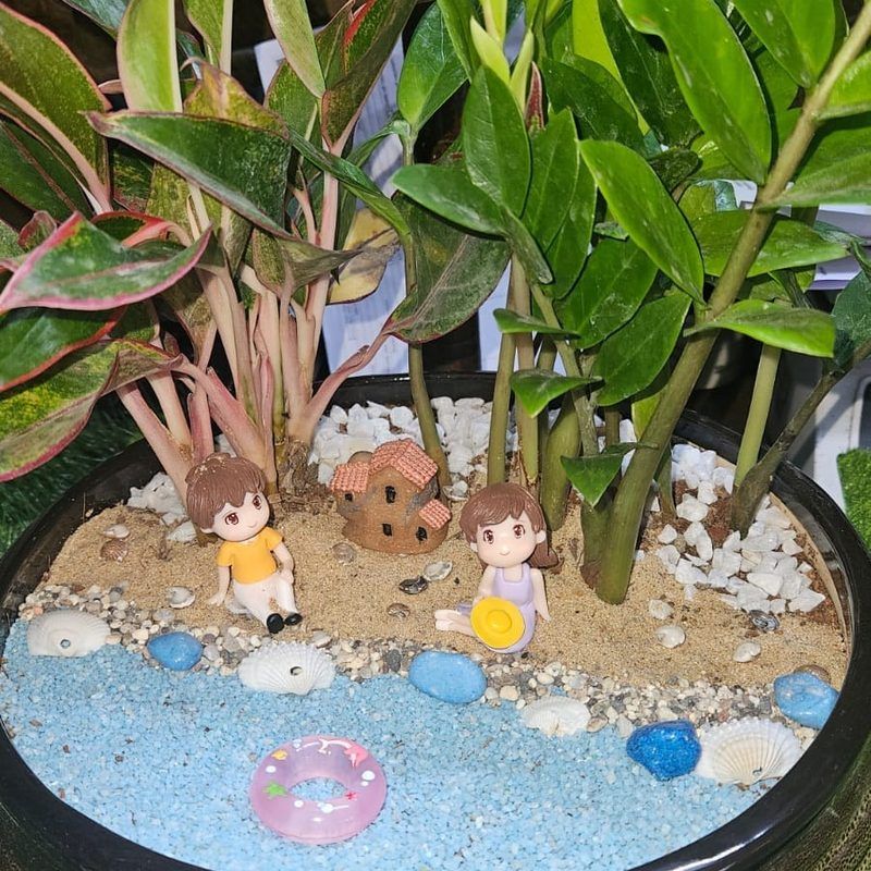 An alternative arrangement in the same family, with water-blue detailing.